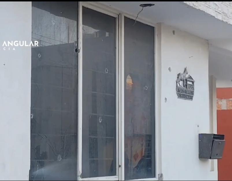 Balean vivienda con al menos 20 impactos en la colonia Bosques de Manzanilla