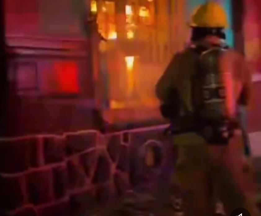 Incendio consume material escolar y varios salones en escuela del Centro Histórico