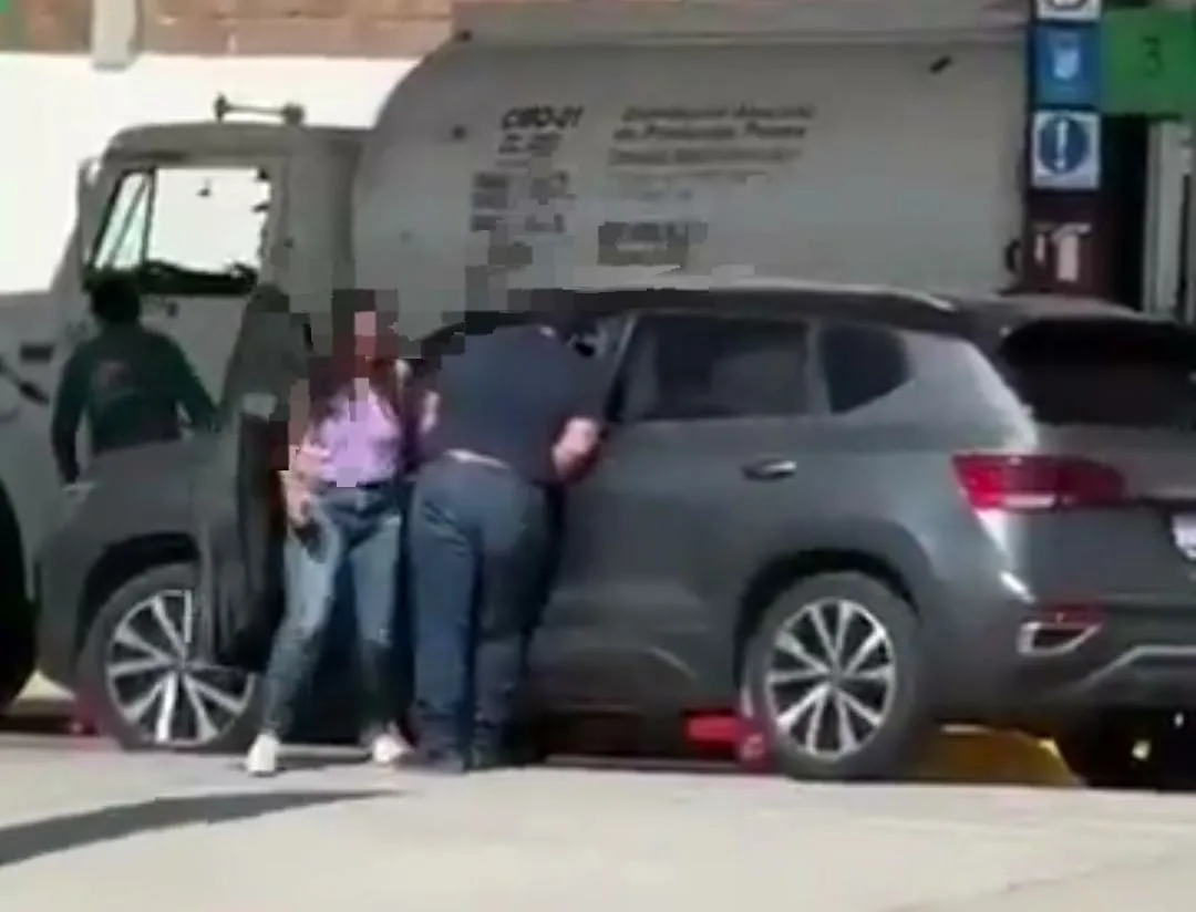 Mujer es despojada de su camioneta Volkswagen en gasolinera de Lomas de Angelópolis III