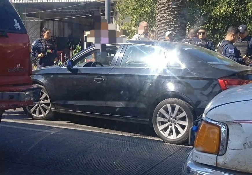 Detienen a mujer que conducía vehículo con reporte de robo denunciado por su ex pareja en Bulevar Hermanos Serdán