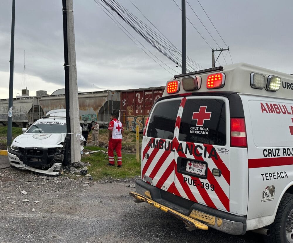 Patrulla de la Guardia Nacional es embestida por el tren en Tepeaca