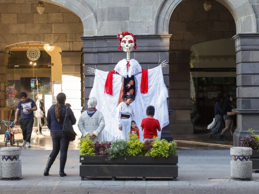 El Paseo de Flores y Catrinas enmarca la celebración del Día de Muertos en la capital