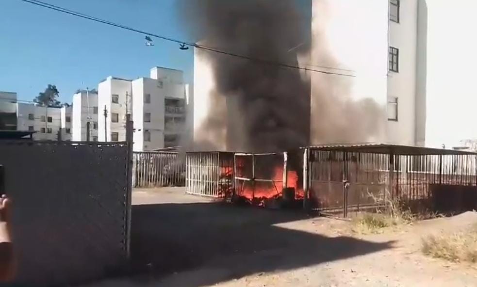 Incendio causa alarma y consume vehículo en Loma Bella