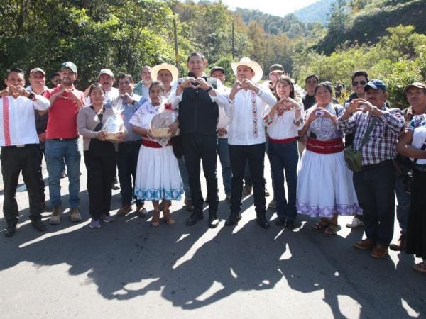 Tras años de olvido, se conectan Sierra Norte y Nororiental con rehabilitación carretera y desarrollo incluyente