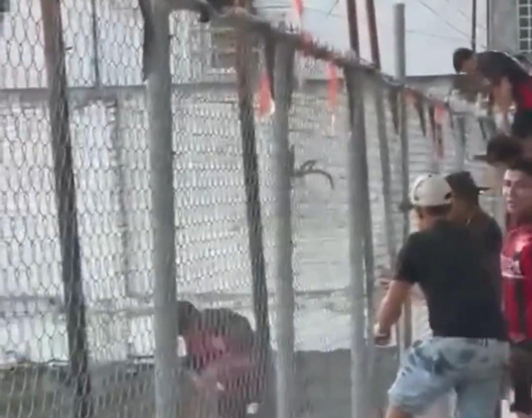 Jugador intenta detonar arma durante partido en Jalisco