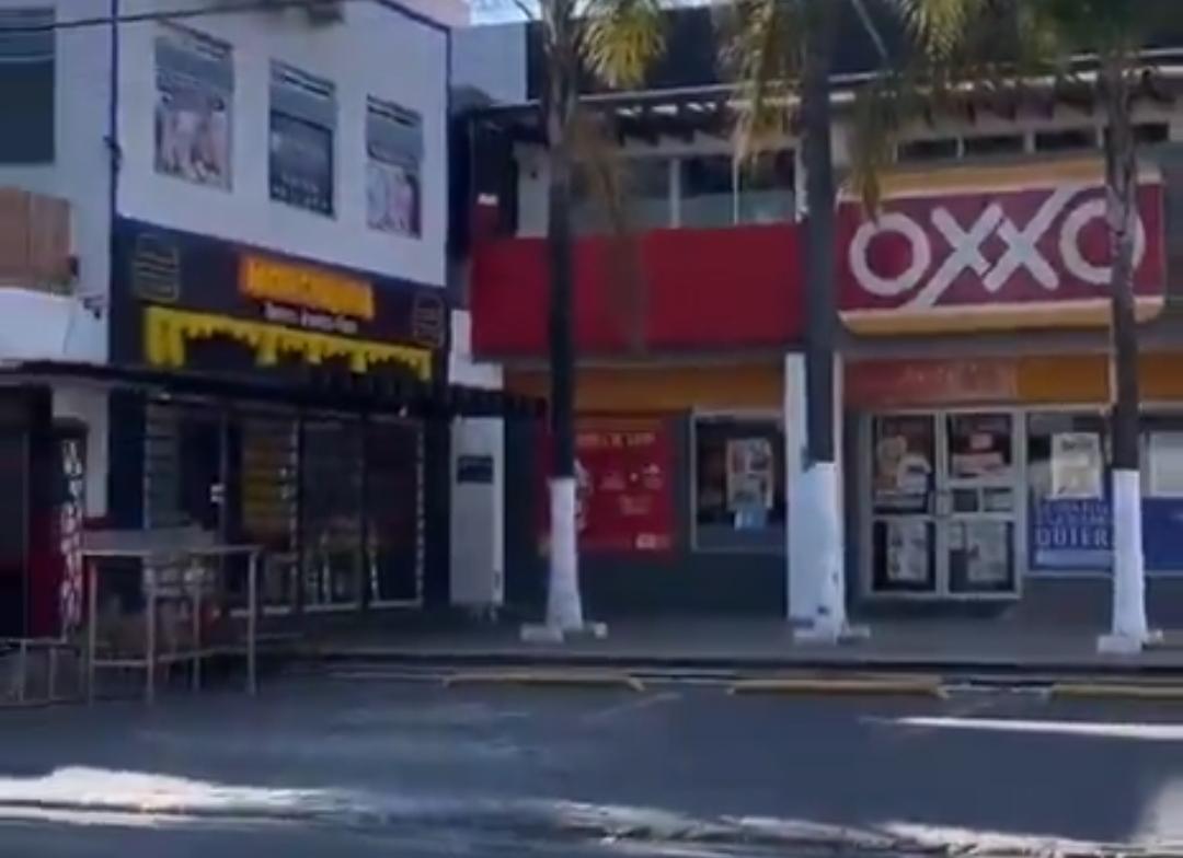 Sujetos armados roban caja de seguridad con 450 mil en Oxxo de El Mirador