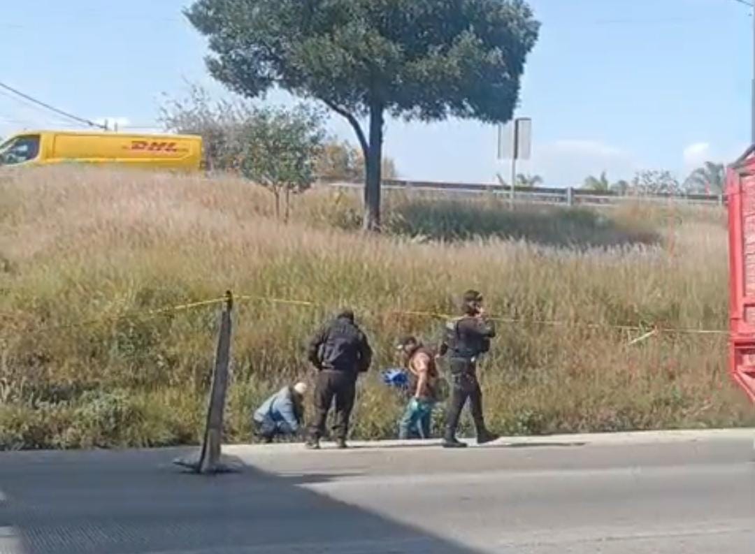 Localizan el cuerpo de un hombre sin vida en camino Real a Momoxpan y Periférico Ecológico