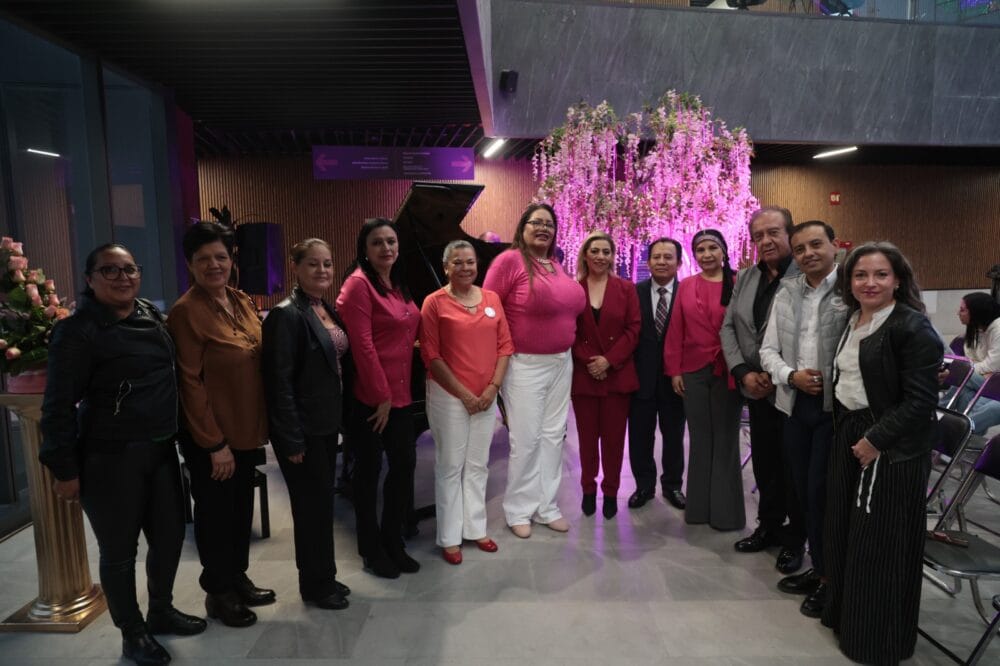 Congreso ilumina árbol de color rosa como símbolo de esperanza y prevención contra el cáncer de mama