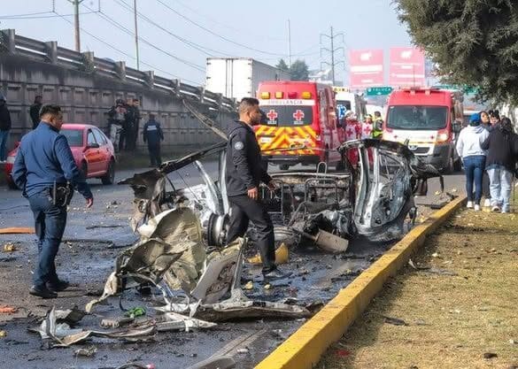 Incendio y explosión de taxi con pirotecnia deja 3 lesionados en la México-Toluca
