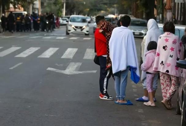 Un hombre muere en CDMX al caer mientras evacuaban su edificio en sismo de 6.5