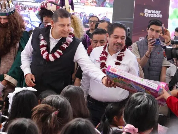 Con alegría y sensibilidad, Gobierno de Puebla entrega miles de juguetes en 27 microrregiones
