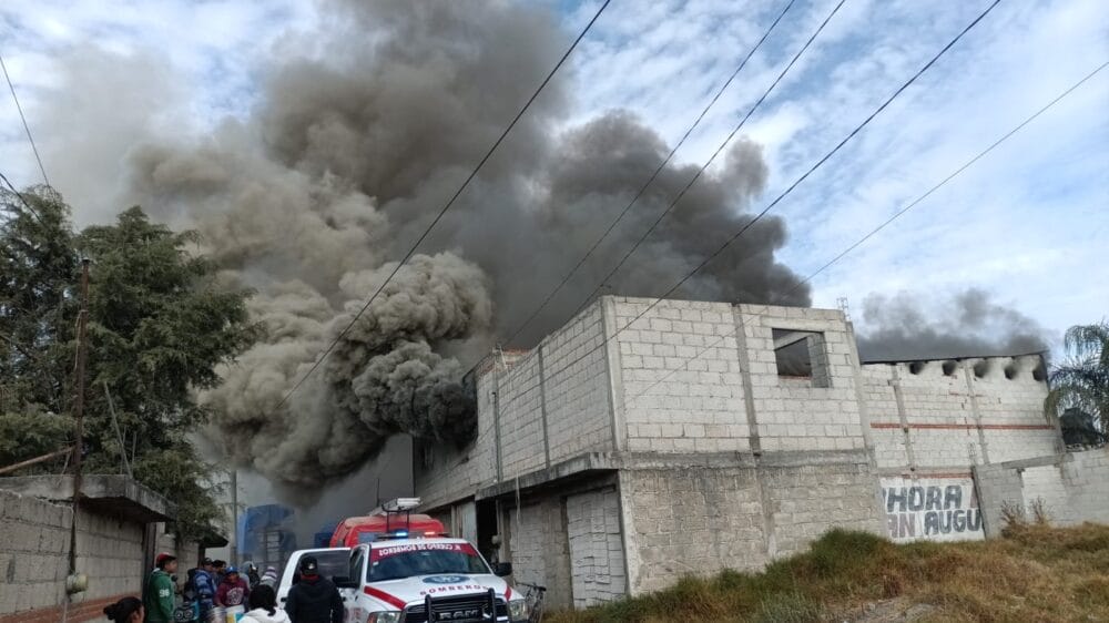 Incendio consume fábrica en Amozoc de Mota
