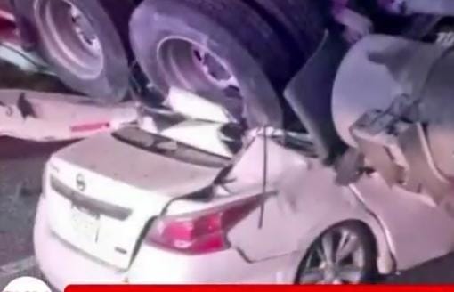 Vuelca tractocamión y cae encima de automóvil, muere una persona en la México-Puebla