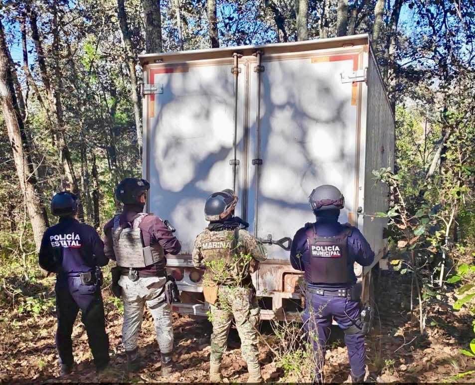 Autoridades de los 3 órdenes de gobierno aseguran vehículos utilizados para transportar huachicol en Zacatlán