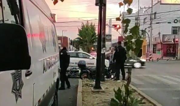 Motociclista lesionado tras fuerte choque en la 5 Sur y Circuito Juan Pablo II