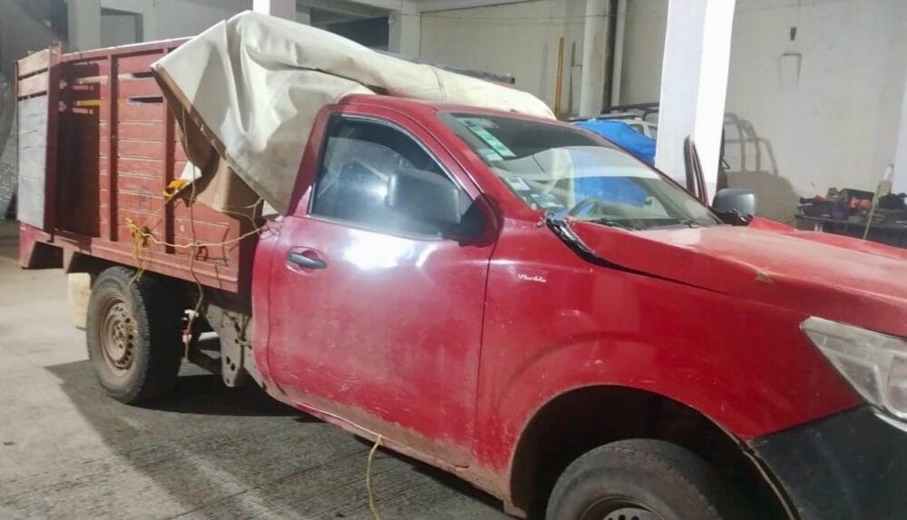 Aseguran camioneta con más de mil 900 litros de combustible presuntamente robado