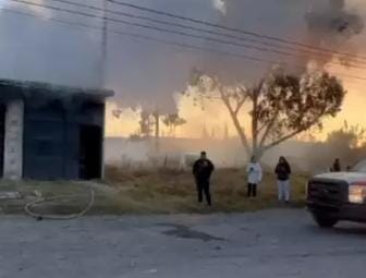 Delincuentes roban bodega y la incendian en San Miguel Xoxtla