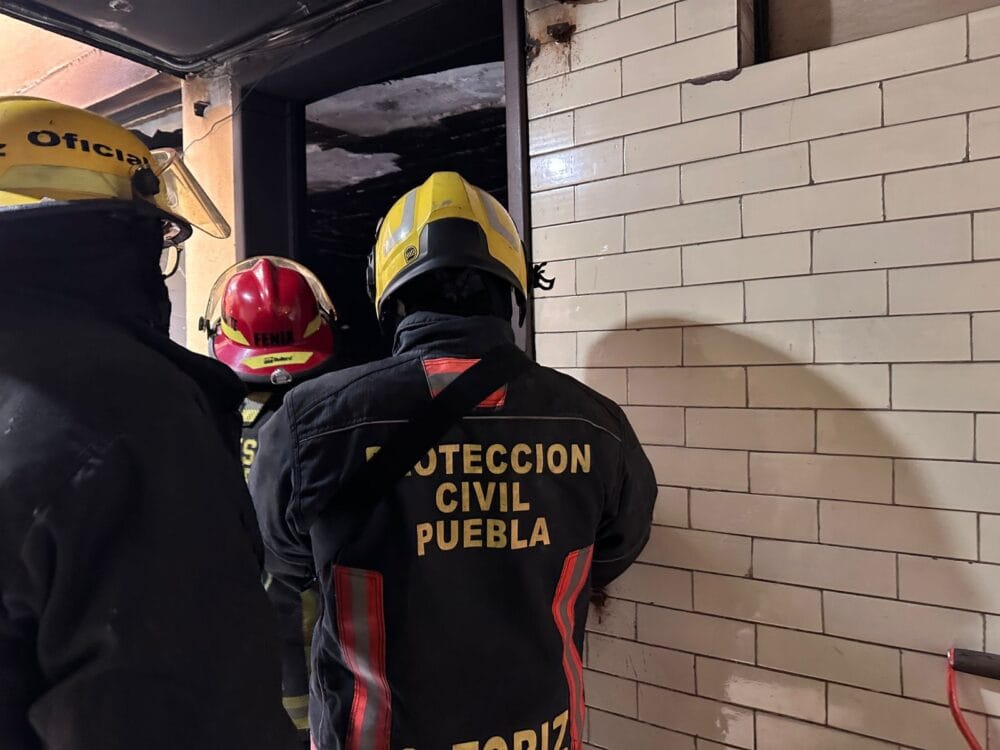 Se registra incendio en un departamento en la colonia El Carmen; una mujer es atendida por crisis nerviosa