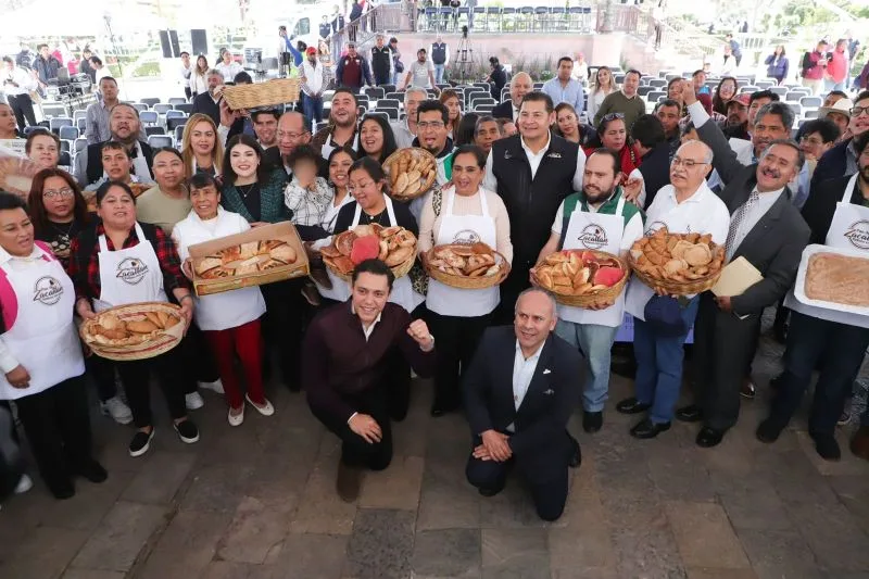 Pan de Zacatlán recibe denominación constitucional y homenaje a panaderas y panaderos
