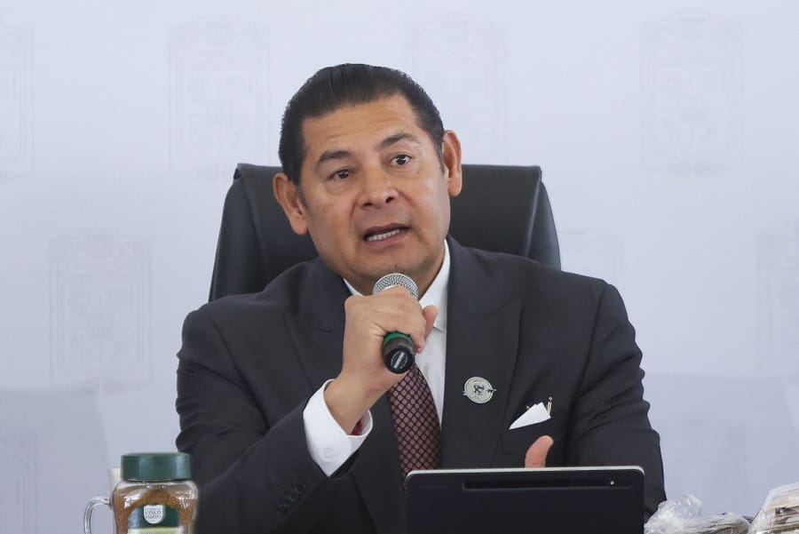 Armenta habla con Emilio Tello; se compromete a esclarecer crimen de sus padres