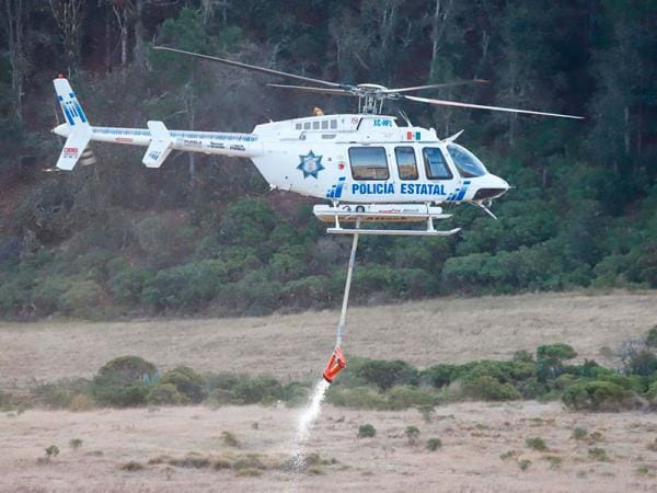 Gobernador Armenta sobrevuela incendio en Sierra Negra poblana; está controlado en 70%