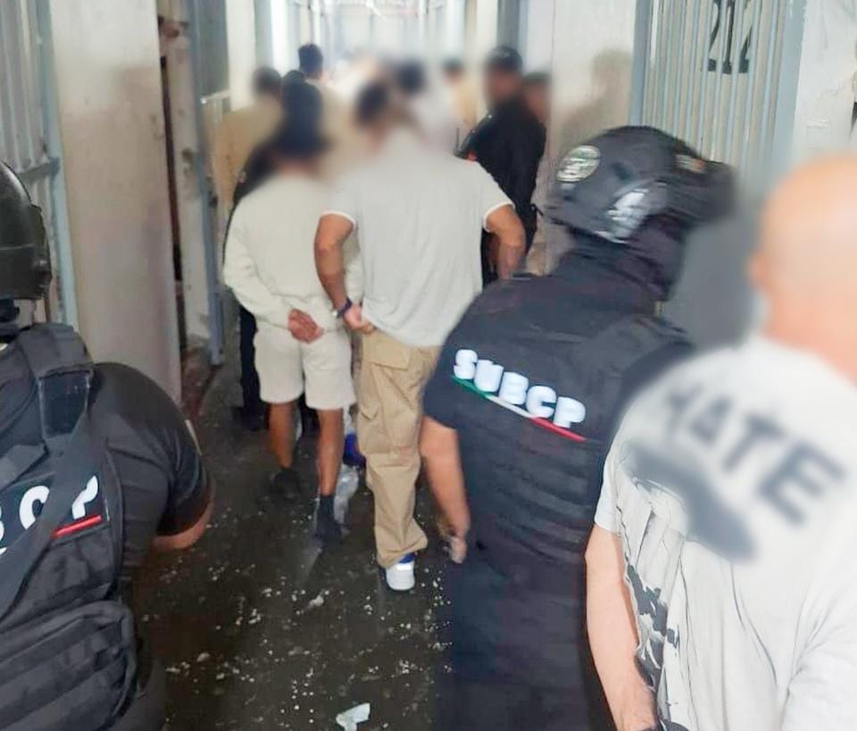 Fuerzas de seguridad efectúan revisión en penal de San Pedro Cholula