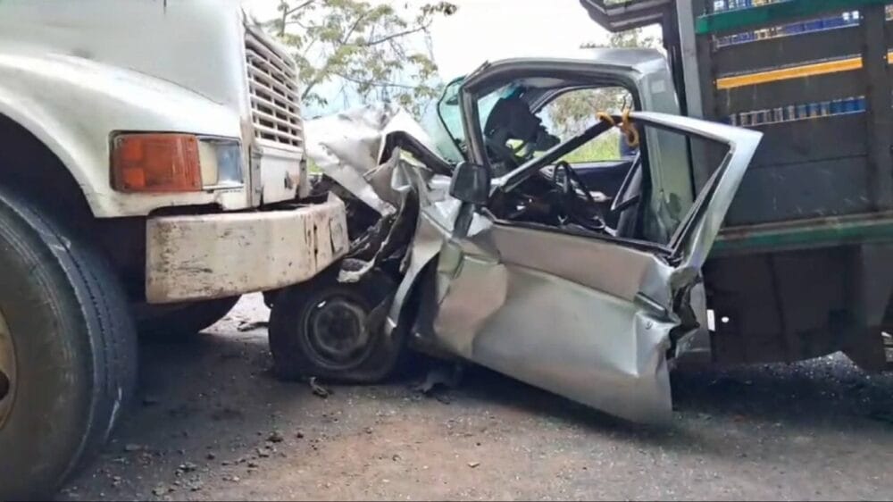 Choque entre camioneta y camión de volteo dejó una persona prensada en la carretera México – Tuxpan