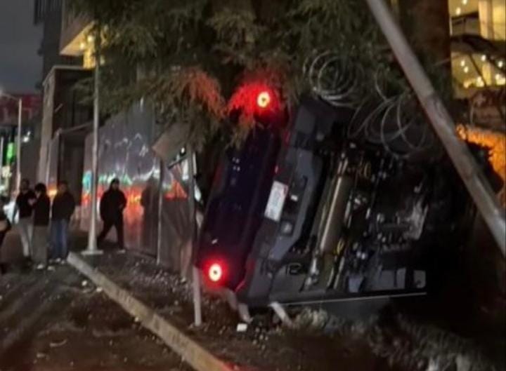 ​Tragedia en la Vía Atlixcáyotl: Jóvenes ebrios vuelcan y matan a motociclista