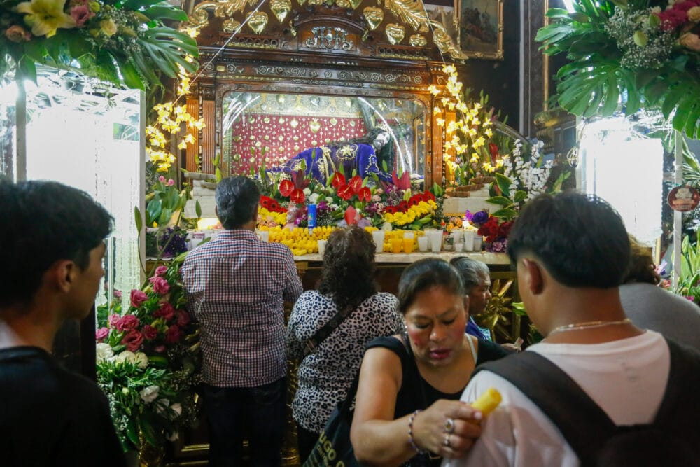 Fe y devoción: Cientos de poblanos visitan al Señor de las Maravillas en el segundo viernes de Cuaresma