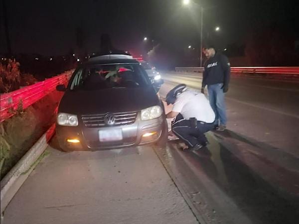 Limpian residuos industriales en el Periférico tras daños a neumáticos de varios vehículos