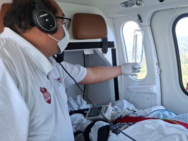 Coordinan traslado aéreo de una mujer con embarazo gemelar desde Cuetzalan