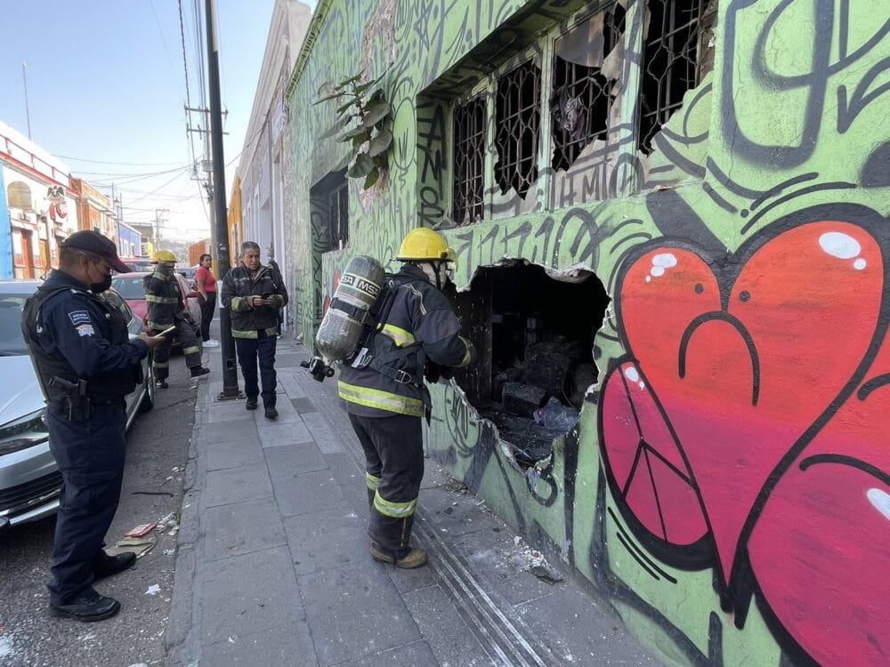 “Controlan incendio en el Barrio de La Luz; quema de basura en casa abandonada originó el siniestro”