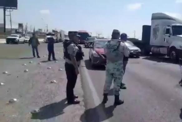 ​Caos vial en Periférico Ecológico: Transportistas bloquean la zona de Chachapa