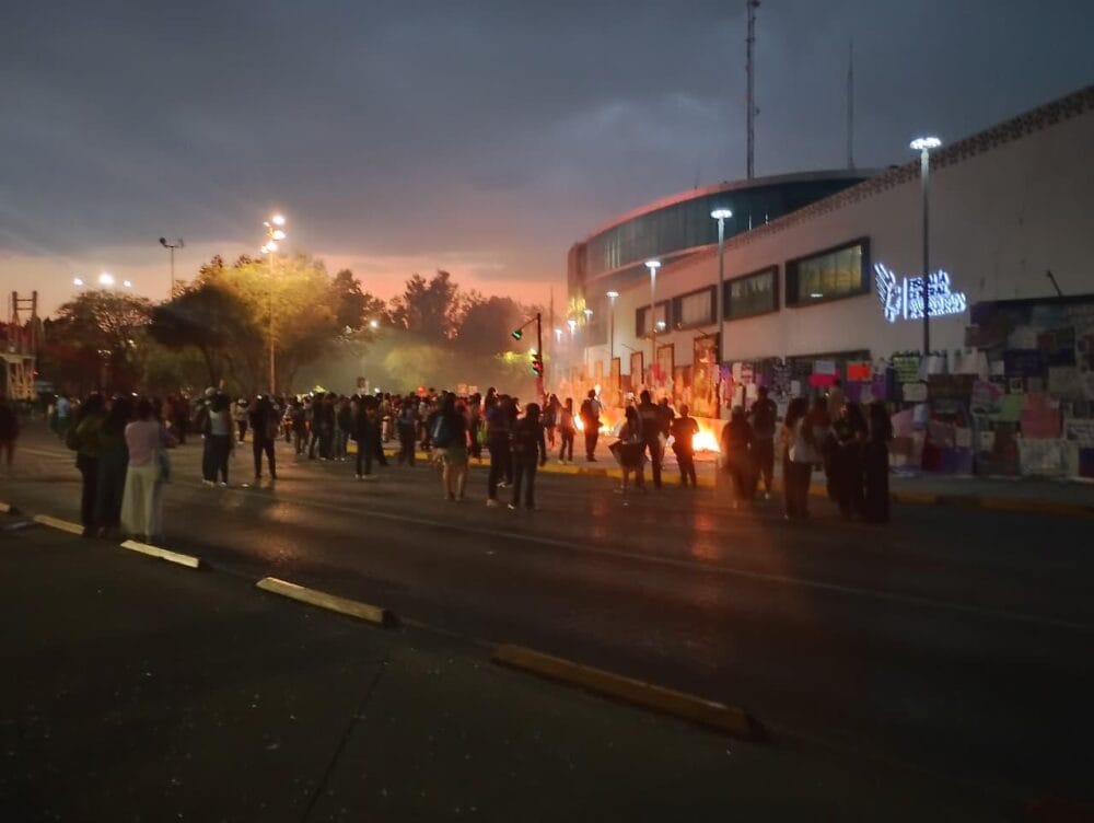 FGE reitera respeto a la libre manifestación; uso de extintores fue para sofocar incendio de cartulinas