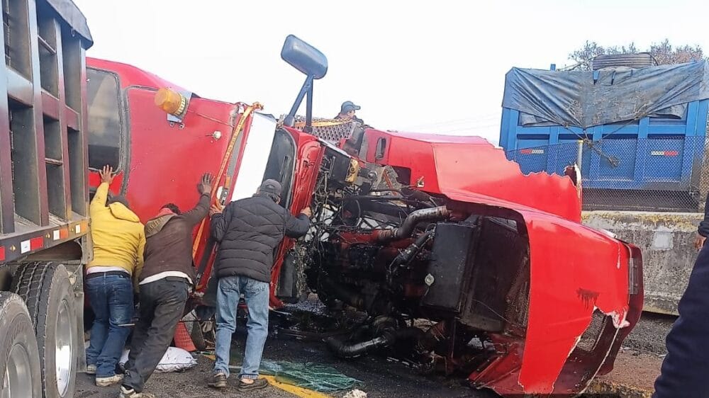 Chofer muere prensado tras volcadura de tráiler en la autopista México-Puebla