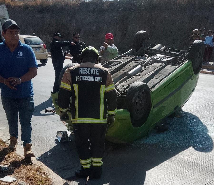 Volcadura en Periférico y Carmelitas deja una persona lesionada
