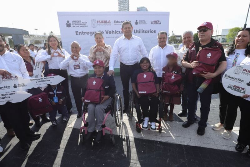 Entrega Gobierno de Puebla unidades y materiales para impulsar alfabetización 