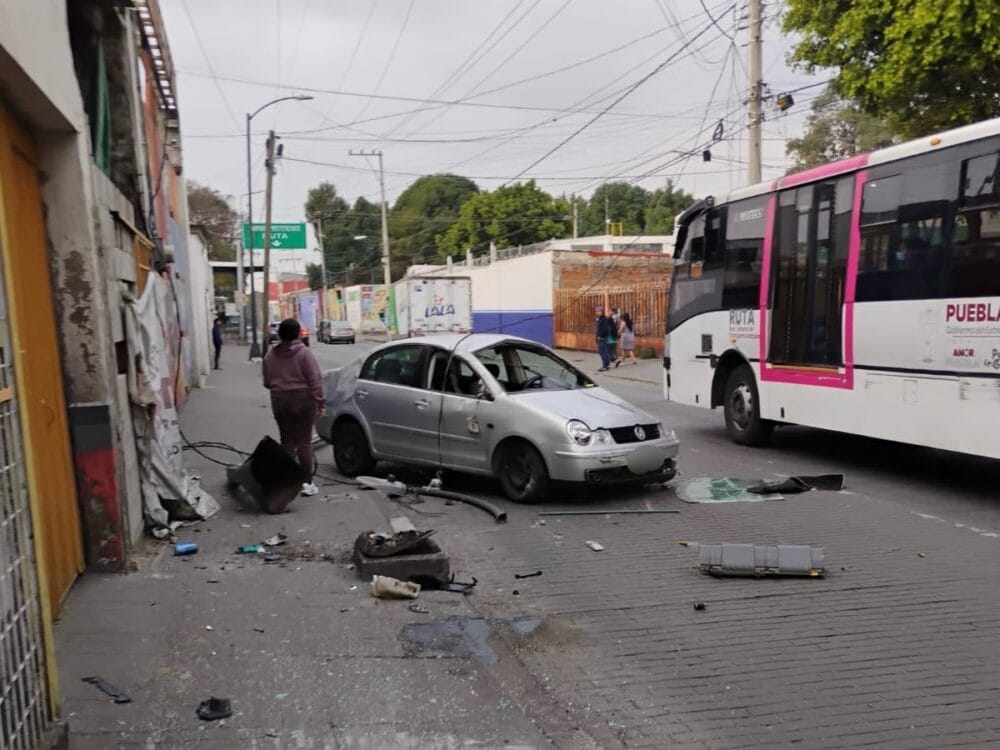 Vehículo impacta contra poste en el Barrio de Santa Anita; los ocupantes huyeron