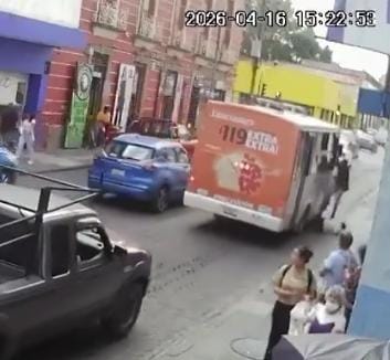 Mujer es atropellada por unidad de la Ruta 76 en el Centro Histórico