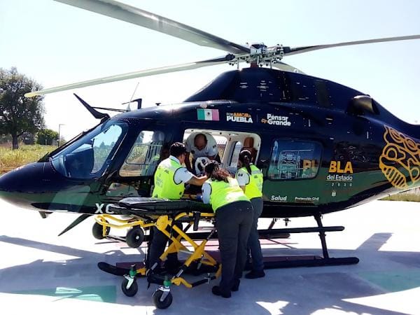 Con ambulancia aérea, gobierno garantiza atención especializada de una joven tras complicaciones por cesárea