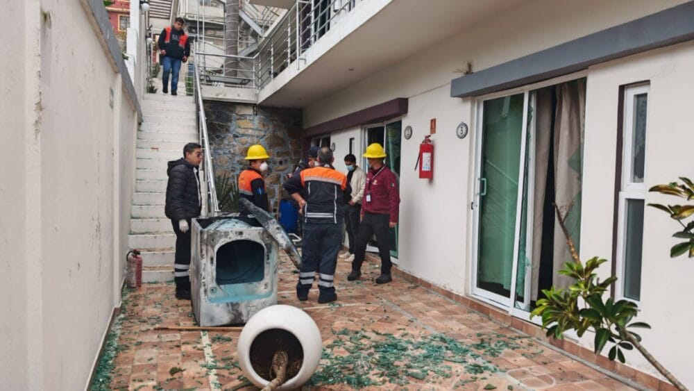 Explosión por fuga de gas en hotel deja un lesionado y 11 habitaciones con daños en Tlatlauquitepec