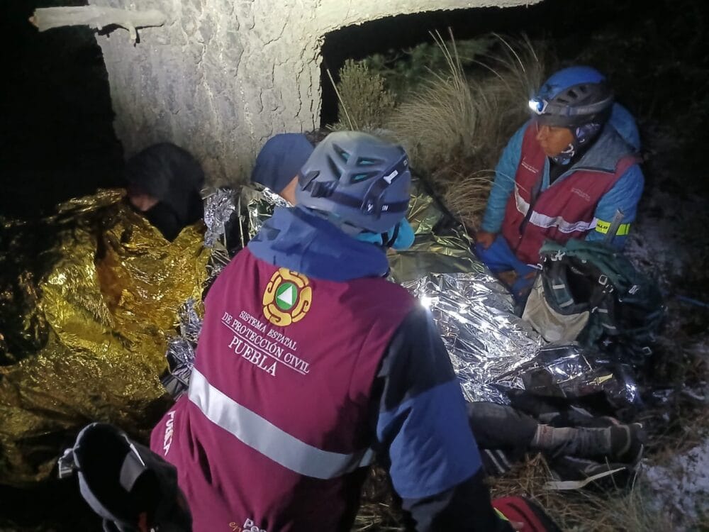 Protección Civil rescata a 3 personas extraviadas en el paraje Barranca de Chalchicomula de Sesma