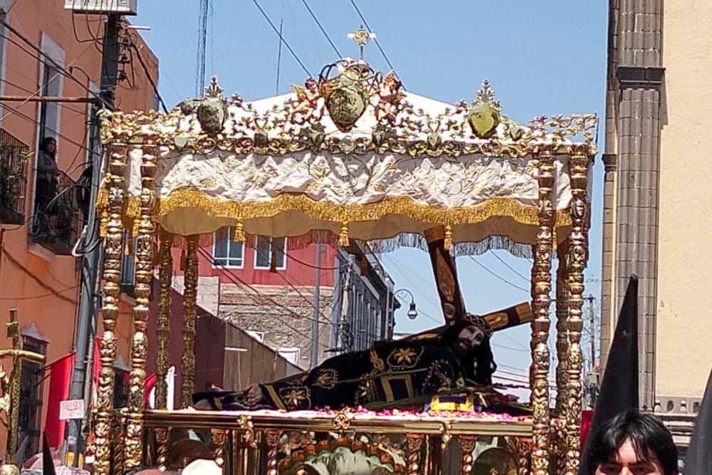 Fervor por el Señor de las Maravillas: Miles lo reciben con flores y porras en Santa Mónica