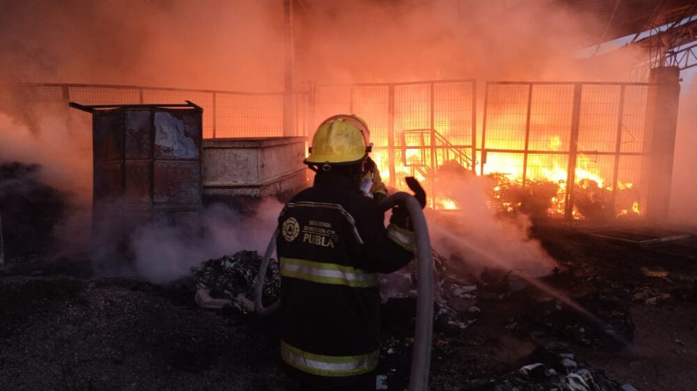 Fuerte incendio consume recicladora en Coronango; cuerpos de emergencia laboran en la zona