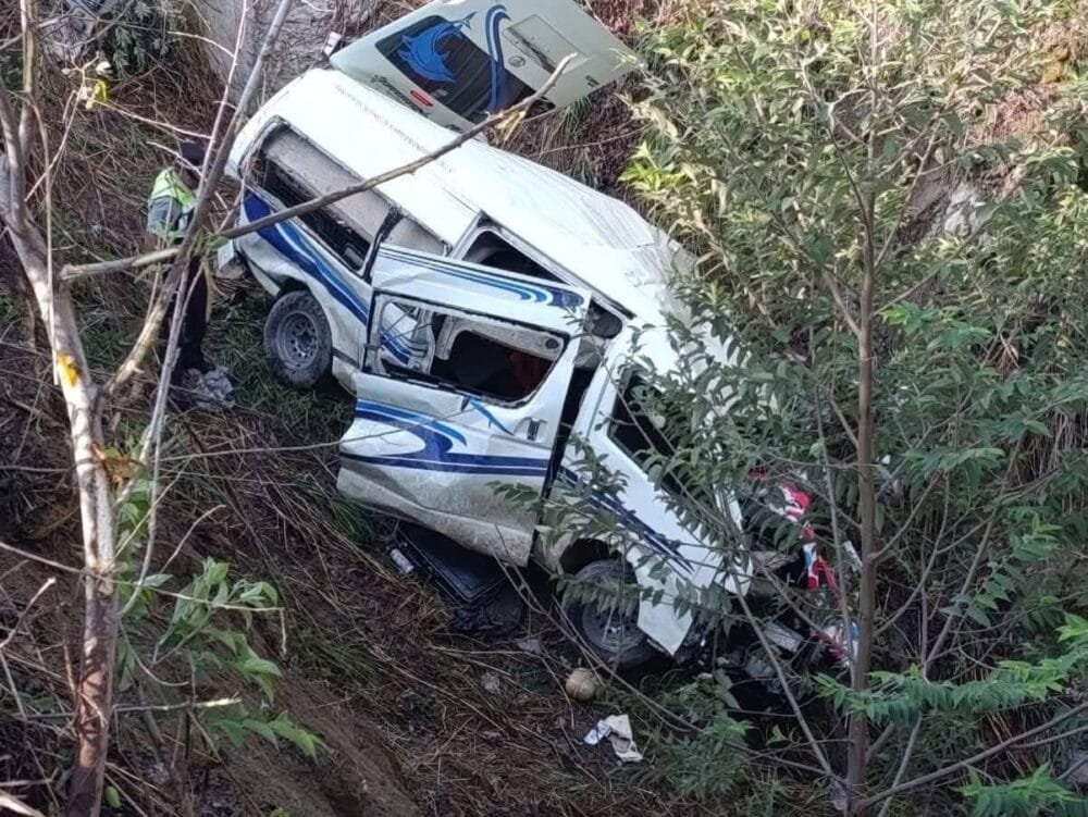 Fuerte accidente deja 9 heridos en la carretera de Santa María Colotepec, Oaxaca
