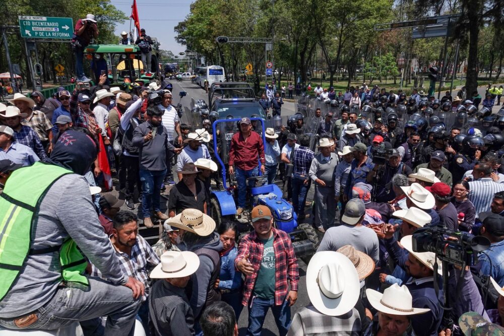 SEGOB busca mesas de diálogo ante protestas de campesinos y transportistas en Paseo de la Reforma