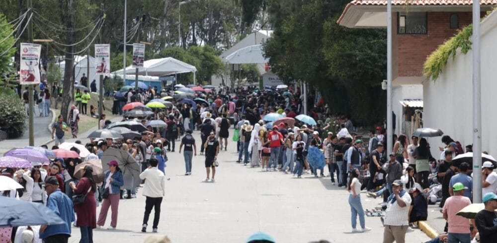 Calvin Harris desata euforia en la Feria de Puebla: fans esperan desde hace dos días