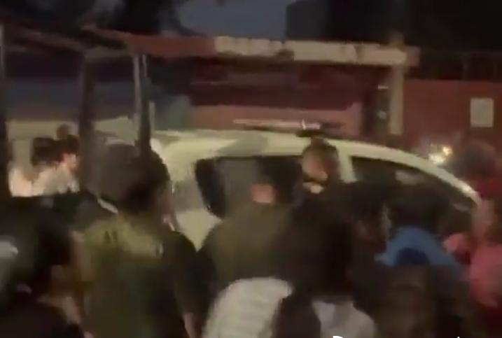 Vecinos de La Libertad intentan linchar a sujeto acusado de agredir a una menor; la policía lo rescata