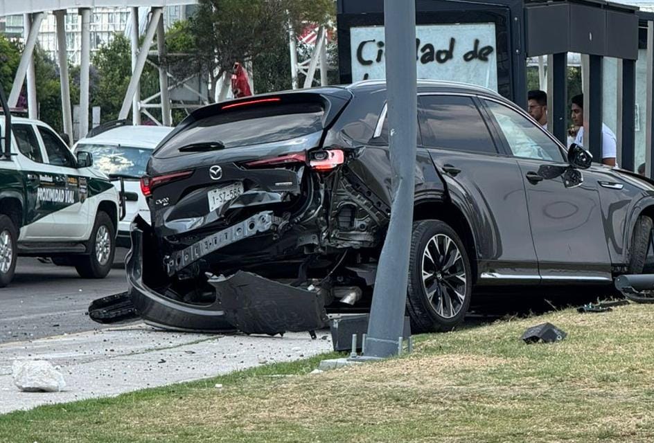 Percance vial en Vía Atlixcáyotl deja tres lesionados frente al CCU.