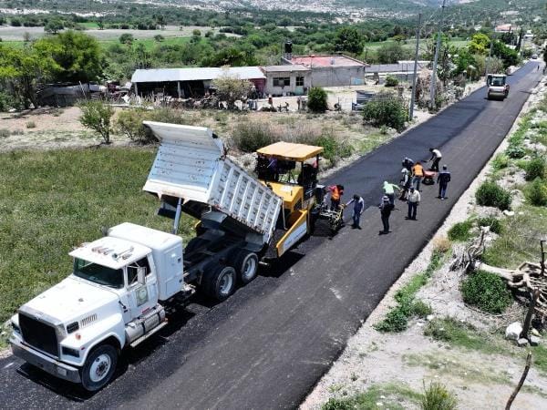Construye Gobierno estatal 3.3 kilómetros del camino a las Loberas en Tecali